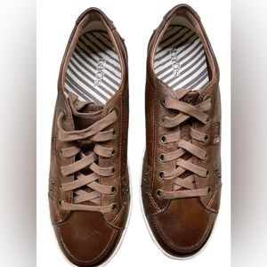 Taos Women's Freedom brown walking leather Sneaker/shoe Studded grunge boho 9
